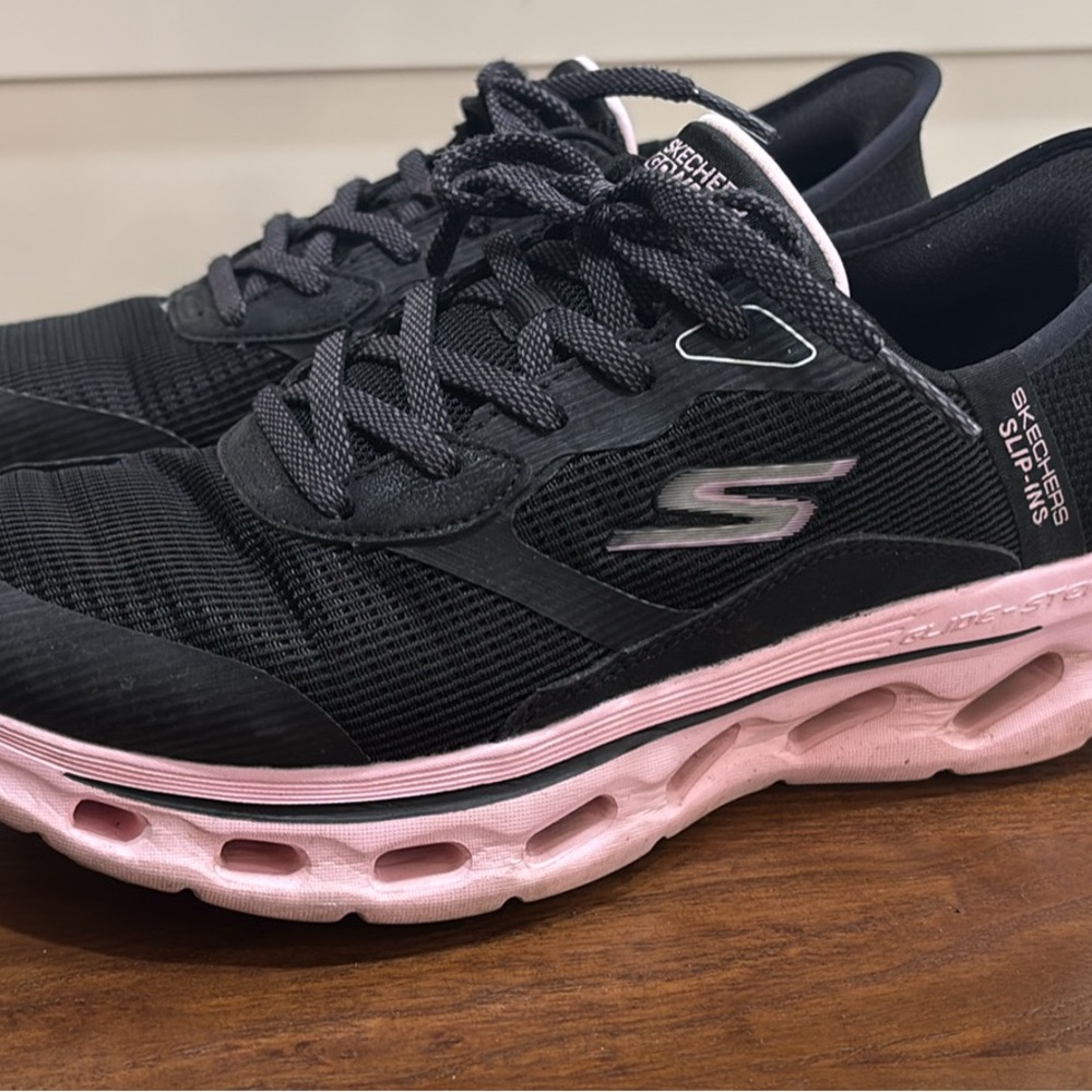 Skechers Women's Black and Pink Sneakers